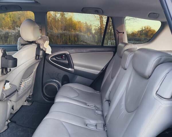 Серый Тойота РАВ 4, объемом двигателя 2.4 л и пробегом 283 тыс. км за 8200 $, фото 9 на Automoto.ua