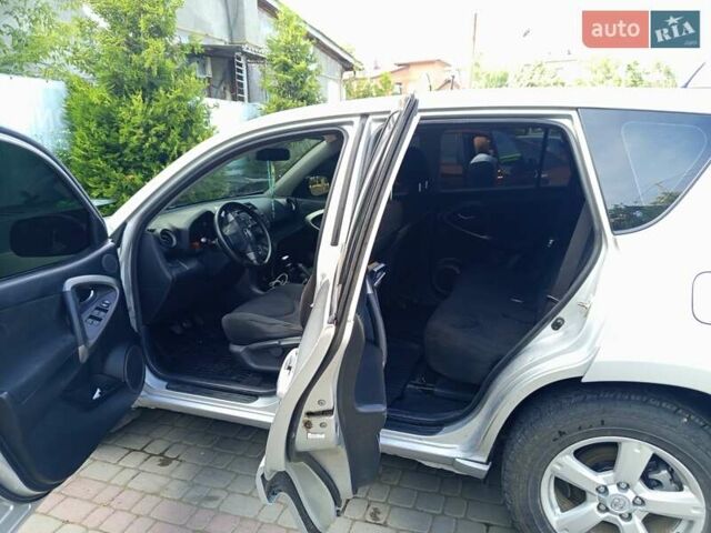 Серый Тойота РАВ 4, объемом двигателя 2.2 л и пробегом 257 тыс. км за 9000 $, фото 17 на Automoto.ua