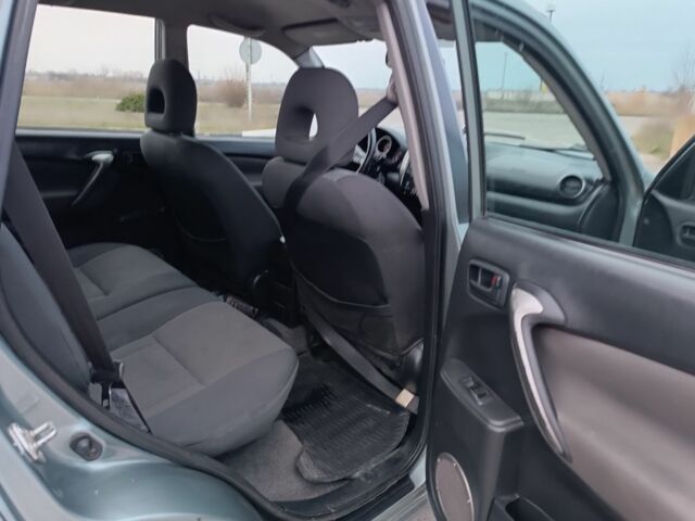 Серый Тойота РАВ 4, объемом двигателя 2 л и пробегом 260 тыс. км за 4250 $, фото 10 на Automoto.ua