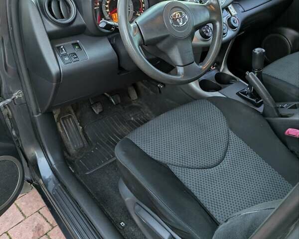 Сірий Тойота РАВ 4, об'ємом двигуна 2 л та пробігом 234 тис. км за 7950 $, фото 7 на Automoto.ua