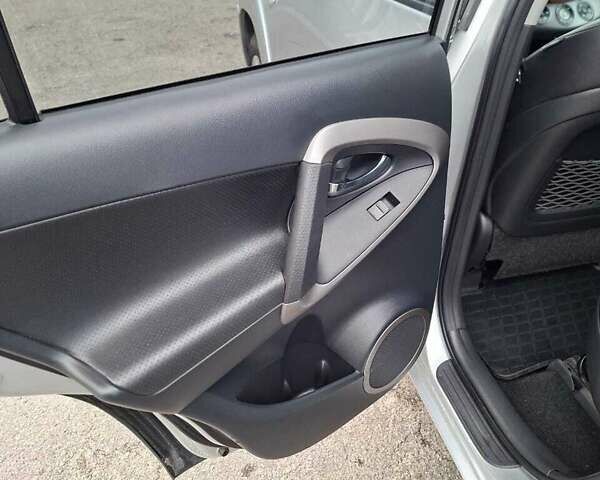 Сірий Тойота РАВ 4, об'ємом двигуна 2.23 л та пробігом 204 тис. км за 9400 $, фото 4 на Automoto.ua