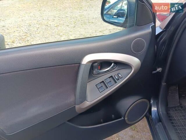 Серый Тойота РАВ 4, объемом двигателя 2.23 л и пробегом 288 тыс. км за 9200 $, фото 4 на Automoto.ua