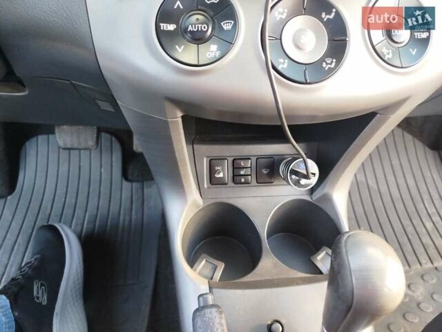 Сірий Тойота РАВ 4, об'ємом двигуна 2 л та пробігом 196 тис. км за 9100 $, фото 13 на Automoto.ua