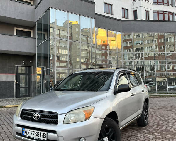 Серый Тойота РАВ 4, объемом двигателя 2.36 л и пробегом 213 тыс. км за 6400 $, фото 1 на Automoto.ua