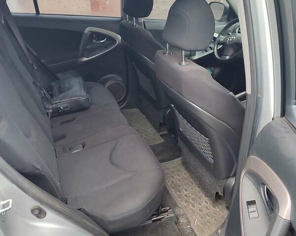 Серый Тойота РАВ 4, объемом двигателя 2 л и пробегом 160 тыс. км за 9300 $, фото 5 на Automoto.ua