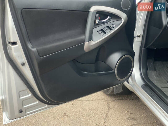Серый Тойота РАВ 4, объемом двигателя 2 л и пробегом 260 тыс. км за 7500 $, фото 12 на Automoto.ua