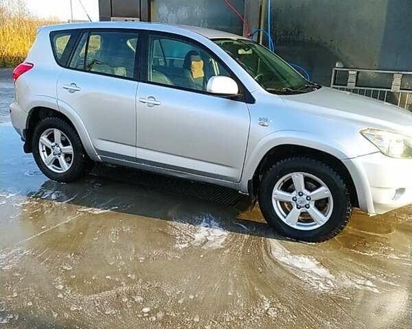 Серый Тойота РАВ 4, объемом двигателя 2.23 л и пробегом 300 тыс. км за 7900 $, фото 1 на Automoto.ua