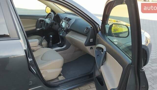 Серый Тойота РАВ 4, объемом двигателя 2.2 л и пробегом 255 тыс. км за 11500 $, фото 23 на Automoto.ua