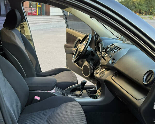 Серый Тойота РАВ 4, объемом двигателя 2 л и пробегом 149 тыс. км за 9500 $, фото 11 на Automoto.ua