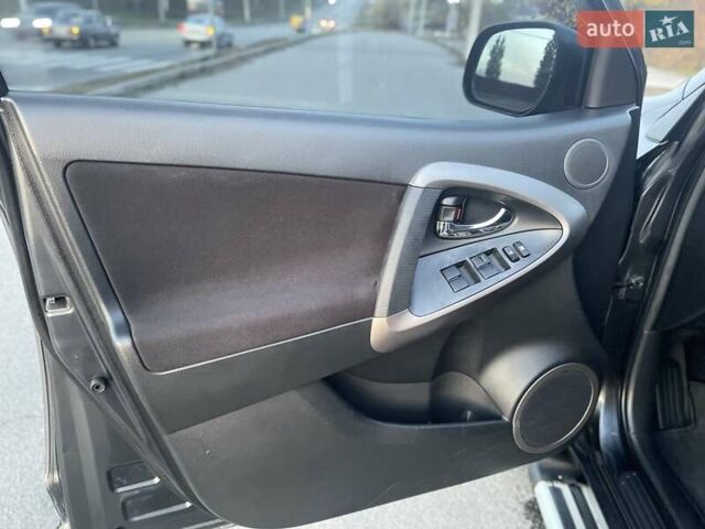 Серый Тойота РАВ 4, объемом двигателя 2 л и пробегом 174 тыс. км за 9600 $, фото 18 на Automoto.ua