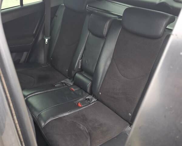 Серый Тойота РАВ 4, объемом двигателя 2 л и пробегом 225 тыс. км за 8500 $, фото 5 на Automoto.ua