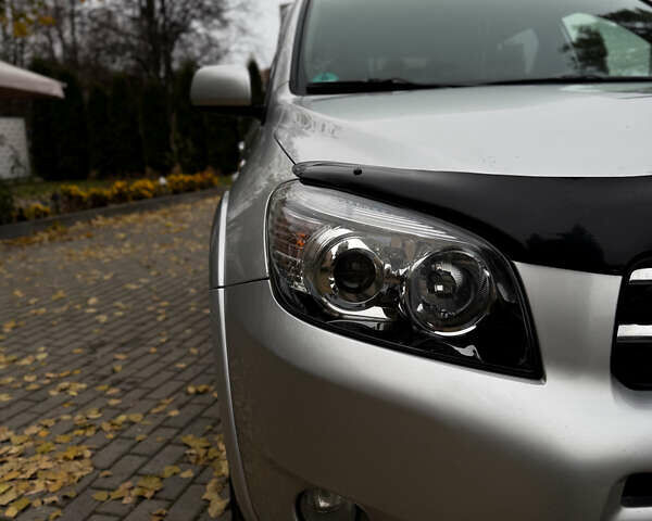 Серый Тойота РАВ 4, объемом двигателя 2.2 л и пробегом 271 тыс. км за 9500 $, фото 1 на Automoto.ua