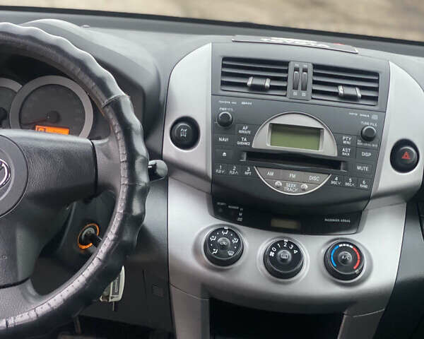 Серый Тойота РАВ 4, объемом двигателя 2 л и пробегом 260 тыс. км за 7500 $, фото 8 на Automoto.ua
