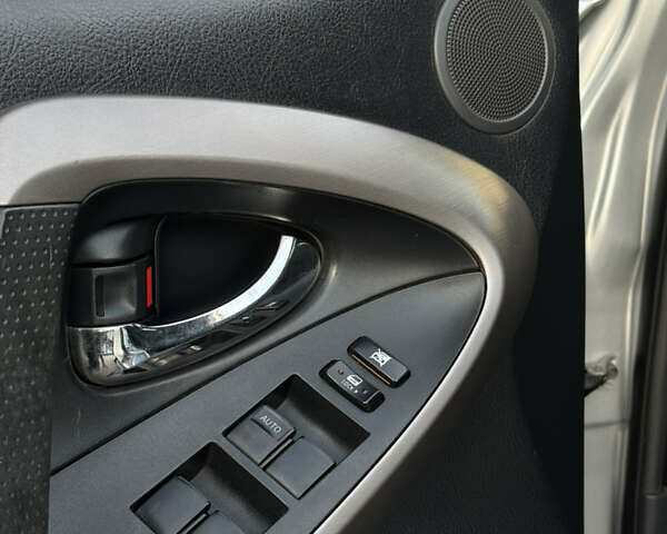 Серый Тойота РАВ 4, объемом двигателя 2.23 л и пробегом 312 тыс. км за 7599 $, фото 18 на Automoto.ua