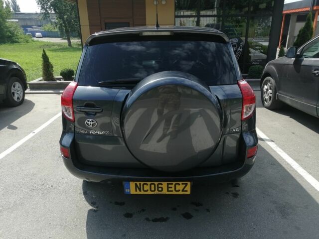 Серый Тойота РАВ 4, объемом двигателя 2 л и пробегом 240 тыс. км за 4500 $, фото 4 на Automoto.ua