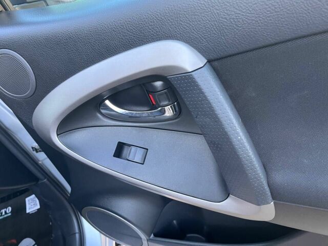 Сірий Тойота РАВ 4, об'ємом двигуна 2 л та пробігом 145 тис. км за 10500 $, фото 6 на Automoto.ua