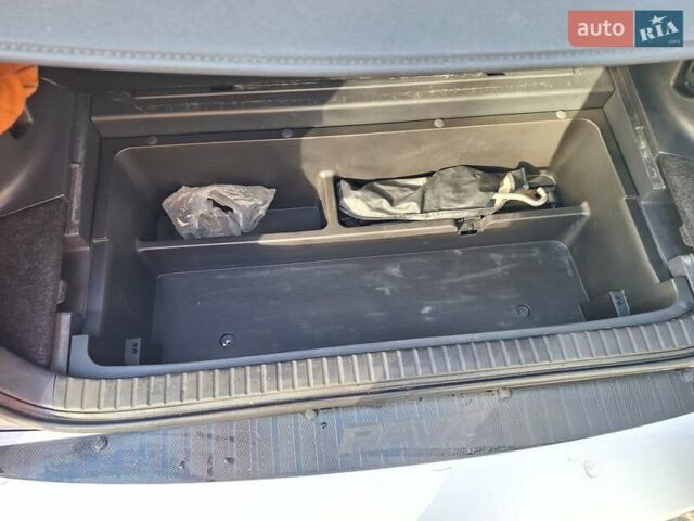 Серый Тойота РАВ 4, объемом двигателя 2 л и пробегом 146 тыс. км за 10600 $, фото 5 на Automoto.ua