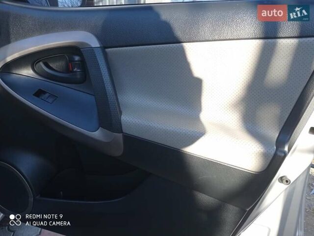 Серый Тойота РАВ 4, объемом двигателя 2.4 л и пробегом 210 тыс. км за 9500 $, фото 5 на Automoto.ua