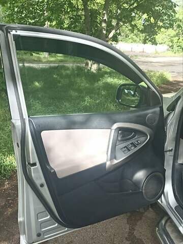 Серый Тойота РАВ 4, объемом двигателя 2.36 л и пробегом 213 тыс. км за 8500 $, фото 26 на Automoto.ua