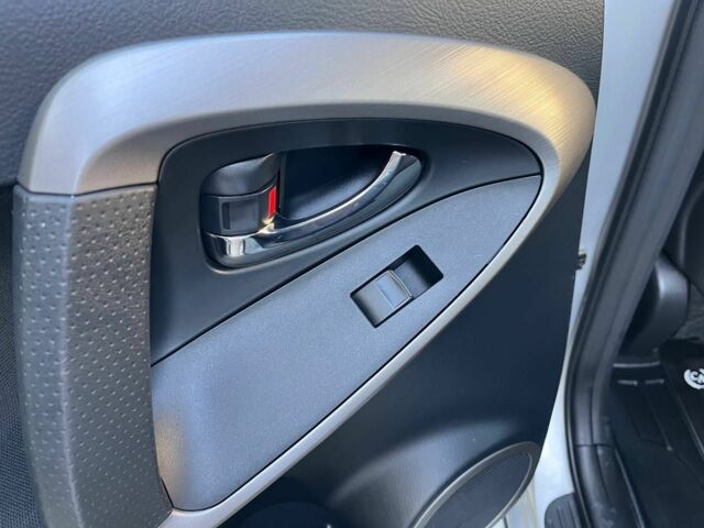 Сірий Тойота РАВ 4, об'ємом двигуна 2 л та пробігом 145 тис. км за 10500 $, фото 16 на Automoto.ua