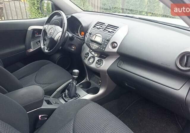 Сірий Тойота РАВ 4, об'ємом двигуна 2.2 л та пробігом 259 тис. км за 8950 $, фото 4 на Automoto.ua