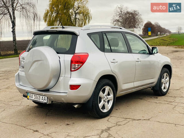 Серый Тойота РАВ 4, объемом двигателя 2 л и пробегом 260 тыс. км за 7500 $, фото 3 на Automoto.ua