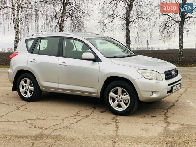 Серый Тойота РАВ 4, объемом двигателя 2 л и пробегом 260 тыс. км за 7500 $, фото 2 на Automoto.ua