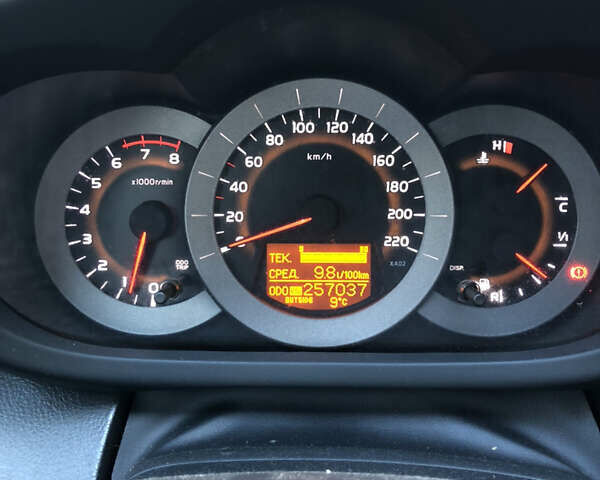 Серый Тойота РАВ 4, объемом двигателя 2 л и пробегом 257 тыс. км за 7900 $, фото 5 на Automoto.ua