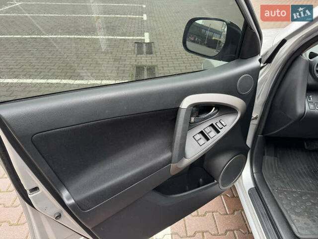 Серый Тойота РАВ 4, объемом двигателя 2 л и пробегом 185 тыс. км за 9600 $, фото 13 на Automoto.ua