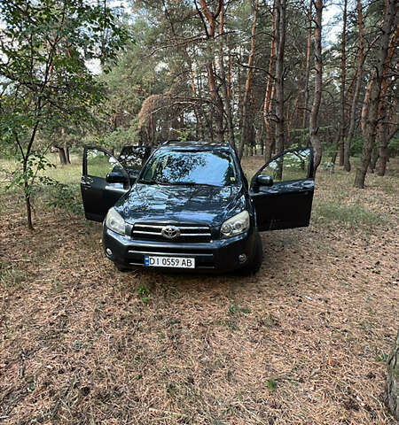 Серый Тойота РАВ 4, объемом двигателя 2.2 л и пробегом 300 тыс. км за 7300 $, фото 1 на Automoto.ua