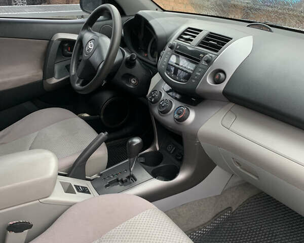 Серый Тойота РАВ 4, объемом двигателя 2.4 л и пробегом 290 тыс. км за 7495 $, фото 7 на Automoto.ua