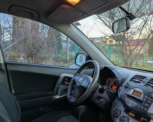 Сірий Тойота РАВ 4, об'ємом двигуна 2 л та пробігом 234 тис. км за 7950 $, фото 13 на Automoto.ua