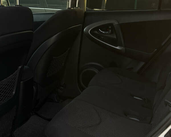 Сірий Тойота РАВ 4, об'ємом двигуна 2 л та пробігом 238 тис. км за 9999 $, фото 31 на Automoto.ua