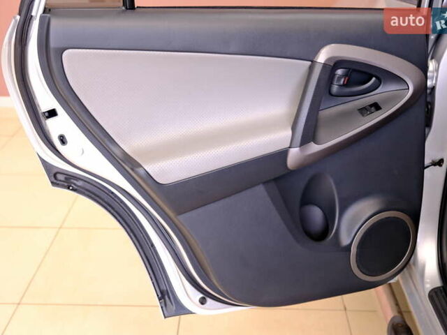 Сірий Тойота РАВ 4, об'ємом двигуна 2.36 л та пробігом 164 тис. км за 9900 $, фото 26 на Automoto.ua