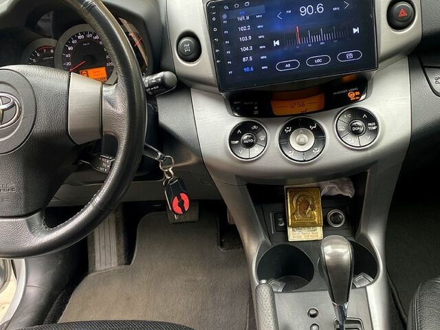 Серый Тойота РАВ 4, объемом двигателя 2 л и пробегом 136 тыс. км за 9900 $, фото 6 на Automoto.ua