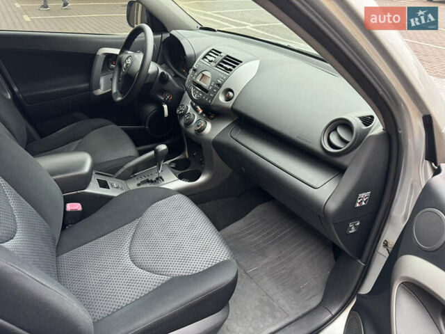 Серый Тойота РАВ 4, объемом двигателя 2 л и пробегом 185 тыс. км за 9600 $, фото 14 на Automoto.ua