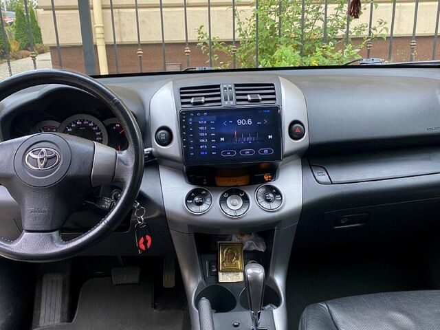 Серый Тойота РАВ 4, объемом двигателя 2 л и пробегом 136 тыс. км за 9900 $, фото 5 на Automoto.ua