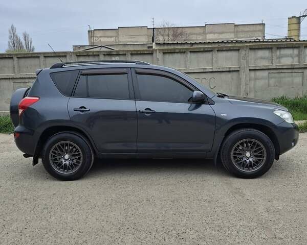 Серый Тойота РАВ 4, объемом двигателя 2 л и пробегом 225 тыс. км за 8500 $, фото 1 на Automoto.ua