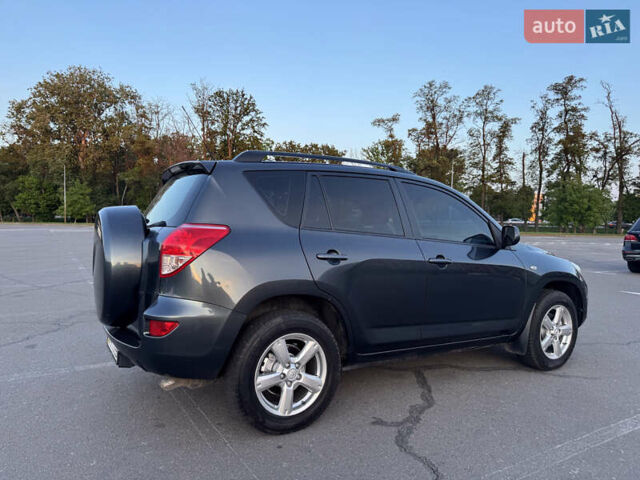 Серый Тойота РАВ 4, объемом двигателя 2 л и пробегом 260 тыс. км за 8700 $, фото 6 на Automoto.ua