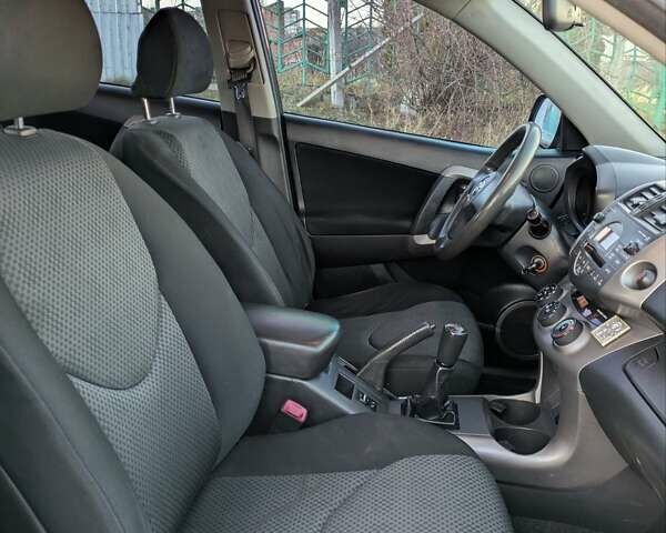 Сірий Тойота РАВ 4, об'ємом двигуна 2 л та пробігом 234 тис. км за 7950 $, фото 12 на Automoto.ua