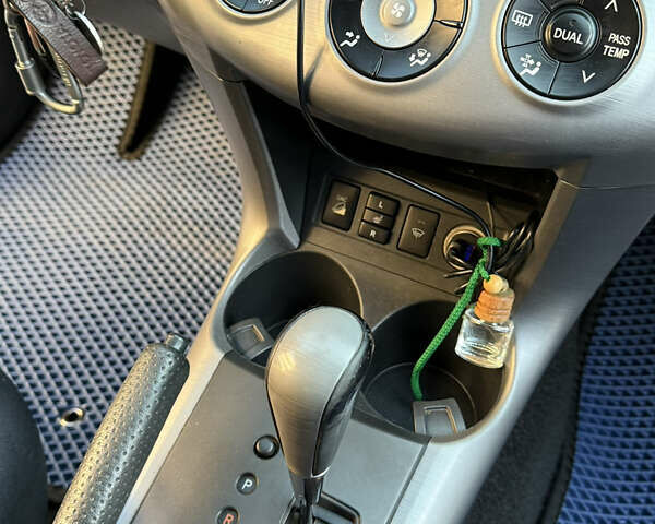 Серый Тойота РАВ 4, объемом двигателя 2 л и пробегом 149 тыс. км за 9500 $, фото 16 на Automoto.ua