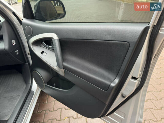 Серый Тойота РАВ 4, объемом двигателя 2 л и пробегом 185 тыс. км за 9600 $, фото 16 на Automoto.ua