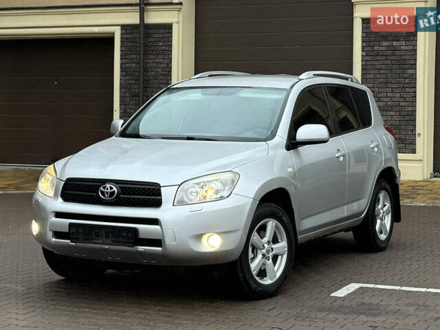 Серый Тойота РАВ 4, объемом двигателя 2 л и пробегом 185 тыс. км за 9600 $, фото 2 на Automoto.ua