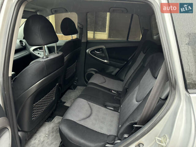 Серый Тойота РАВ 4, объемом двигателя 2 л и пробегом 185 тыс. км за 9600 $, фото 18 на Automoto.ua