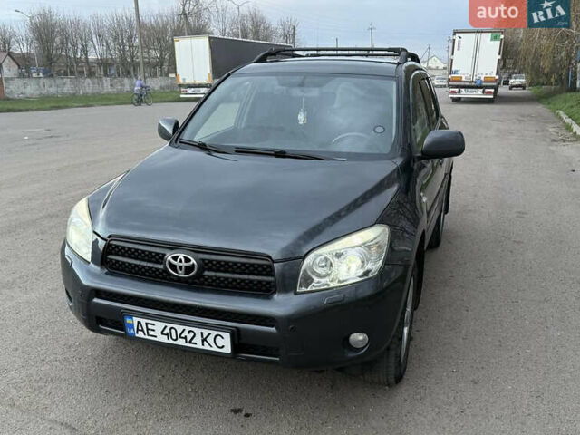 Серый Тойота РАВ 4, объемом двигателя 2.2 л и пробегом 333 тыс. км за 8000 $, фото 3 на Automoto.ua