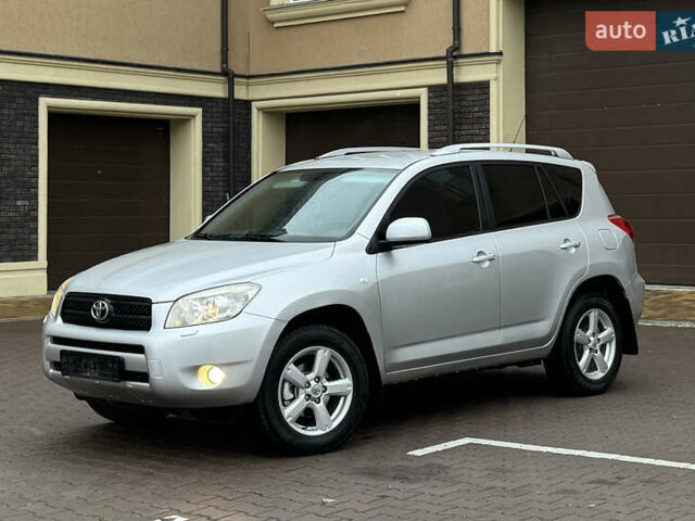 Серый Тойота РАВ 4, объемом двигателя 2 л и пробегом 185 тыс. км за 9600 $, фото 1 на Automoto.ua