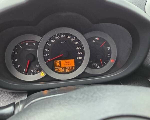 Сірий Тойота РАВ 4, об'ємом двигуна 2.23 л та пробігом 312 тис. км за 8000 $, фото 5 на Automoto.ua