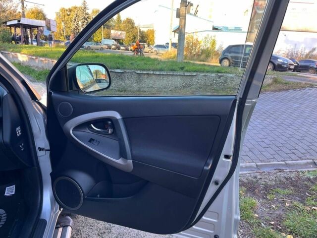 Сірий Тойота РАВ 4, об'ємом двигуна 2 л та пробігом 145 тис. км за 10500 $, фото 5 на Automoto.ua