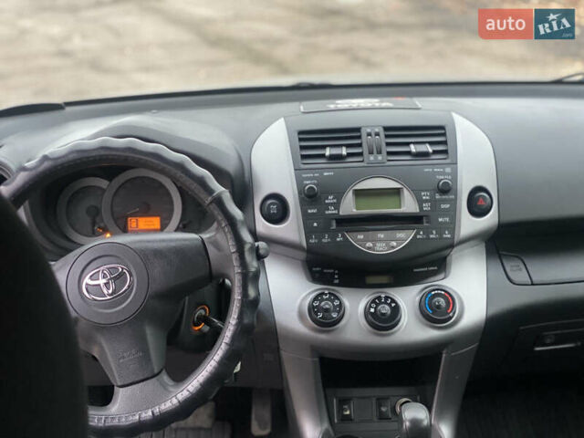 Серый Тойота РАВ 4, объемом двигателя 2 л и пробегом 260 тыс. км за 7500 $, фото 9 на Automoto.ua