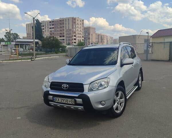 Серый Тойота РАВ 4, объемом двигателя 2 л и пробегом 424 тыс. км за 9000 $, фото 1 на Automoto.ua